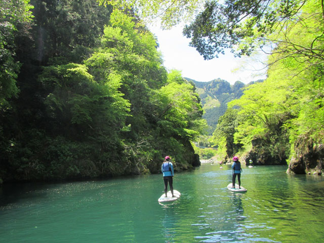 森に囲まれた美しい湖面をのんびり水上散歩。